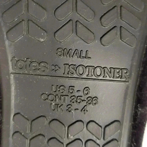 Isotoner totes Shoe Embroidered graphic comfort Indoor Slip on wear Sz 5-6 US - Picture 6 of 8